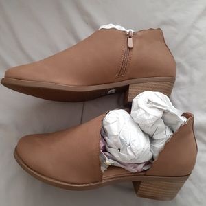 Awesome tan season changing shoes, size 10w.